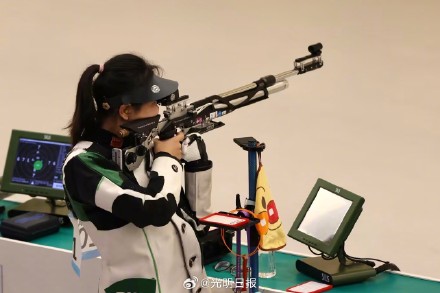 中国队射击女子10米气步枪团体赛夺金