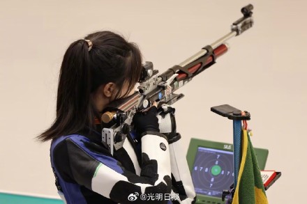 中国队射击女子10米气步枪团体赛夺金