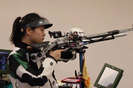 中国队射击女子10米气步枪团体赛夺金
