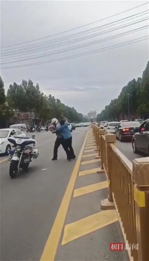 山东一男子对交警拳打脚踢，推地上暴揍，警方正调查中