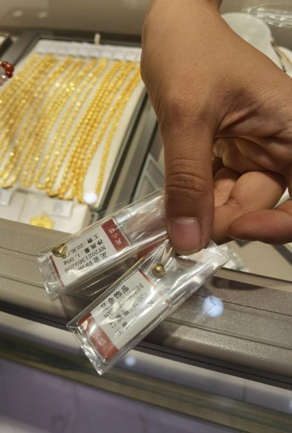 每月买一颗，年轻人迷上“攒金豆”？