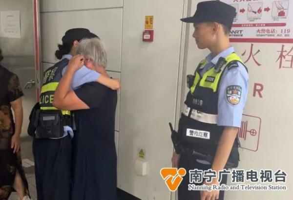 心急！市民在地铁2号线遗失价值万元的金手镯→