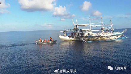 中国海军救助1名菲律宾受伤渔民 中国海军救助1名菲律宾受伤渔民