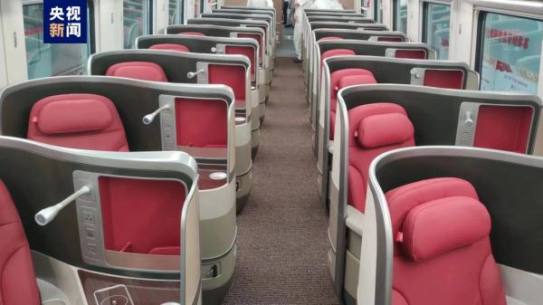 迎接2024老挝“旅游年” 中老铁路一列新增客运动车组运抵万象