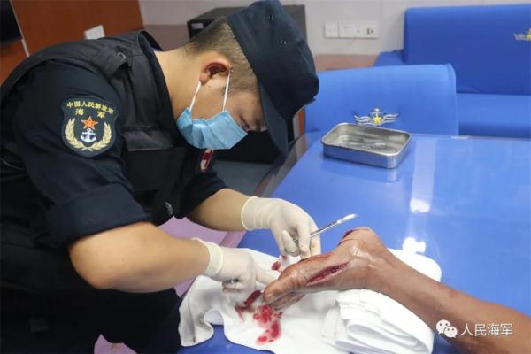 仁爱礁附近海域，中国海军救助菲渔民