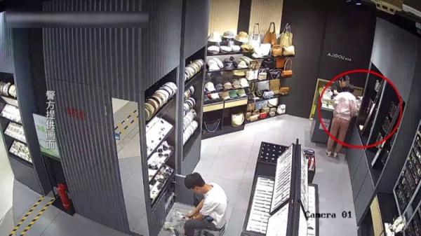 女贼连偷三家店铺 盗窃时被抓现行 女贼连偷三家店铺 盗窃时被抓现行