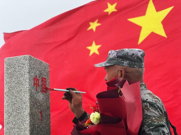 守护边境45年的护边员光荣退休了 他深情亲吻界碑