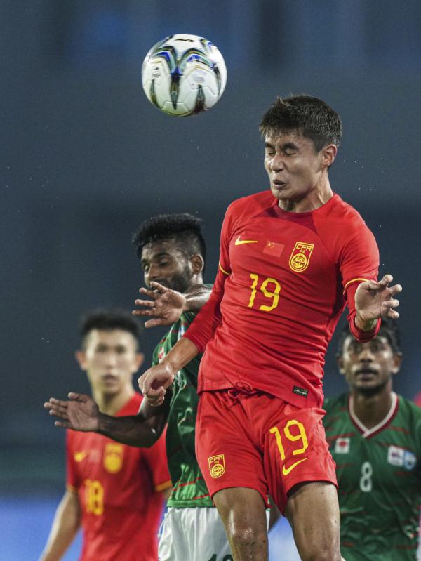 杭州亚运会｜男子足球小组赛：中国队平孟加拉国队