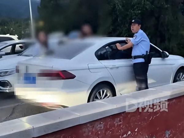 夫妻爬山,将3岁孩子独留车内4小时 夫妻爬山,将3岁孩子独留车内4小时