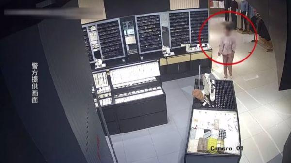 女贼连偷三家店铺 盗窃时被抓现行 女贼连偷三家店铺 盗窃时被抓现行