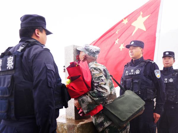 守护边境45年的护边员光荣退休了 他深情亲吻界碑