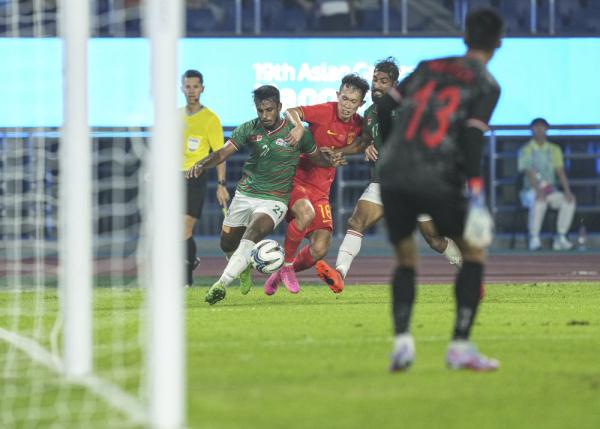 杭州亚运会｜男子足球小组赛：中国队平孟加拉国队
