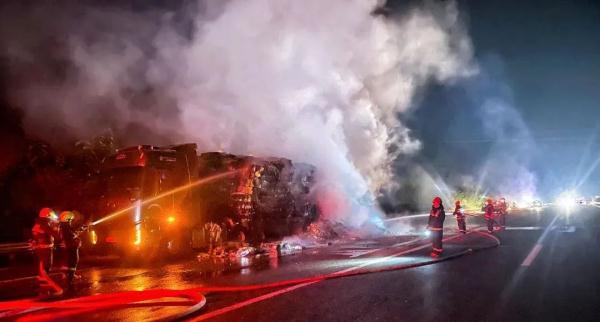 一货车载运2000箱白酒起火！