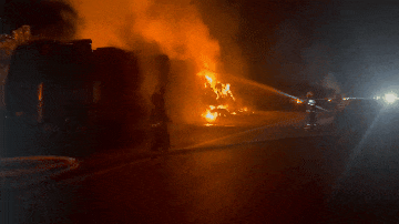 一货车载运2000箱白酒起火！