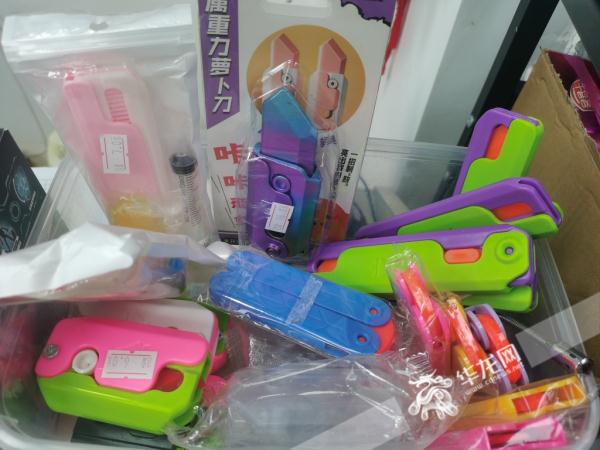 小学生宠爱“萝卜刀”让老师家长担心死！是不是过于紧张了……