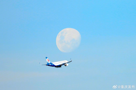 坐飞机赏月过中秋 坐飞机赏月过中秋