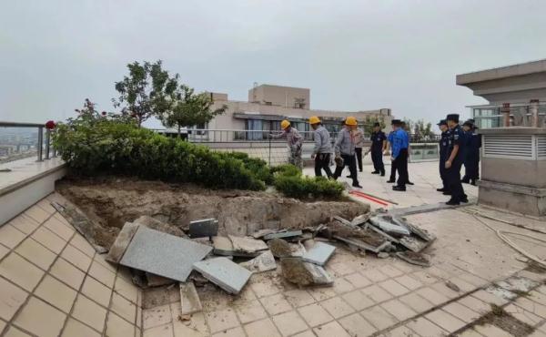 全部拆除!北京西城区一大厦楼顶藏着8处违建:假山、绿植、阳光房…… 全部拆除!北京西城区一大厦楼顶藏着8处违建:假山、绿植、阳光房……