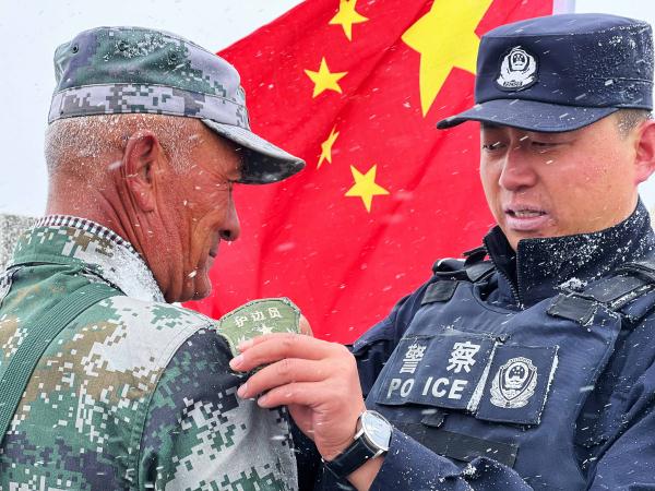 守护边境45年的护边员光荣退休了 他深情亲吻界碑