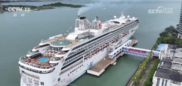三亚口岸迎来首艘到港国际邮轮 促进三亚与香港多元合作与交流 三亚口岸迎来首艘到港国际邮轮 促进三亚与香港多元合作与交流