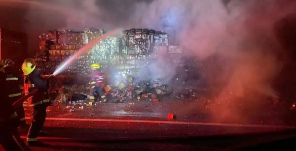 一货车载运2000箱白酒起火！