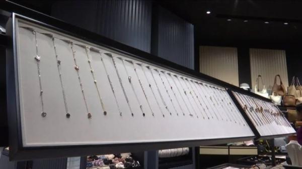 女贼连偷三家店铺 盗窃时被抓现行 女贼连偷三家店铺 盗窃时被抓现行