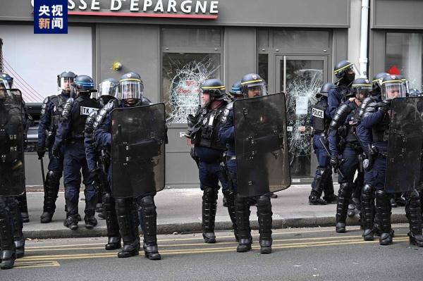 抗议警察暴力 法国数万民众举行示威游行