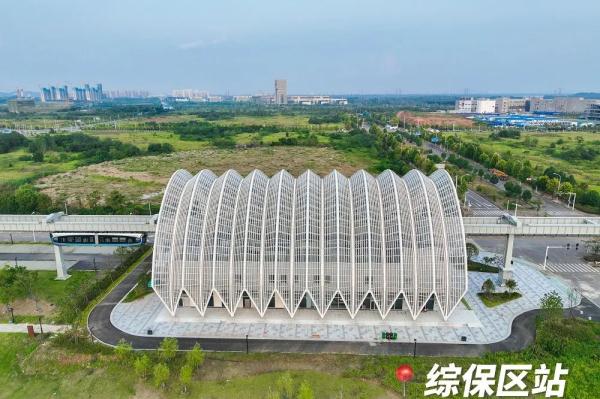 就在武汉！刚刚，国内首条空轨开通！