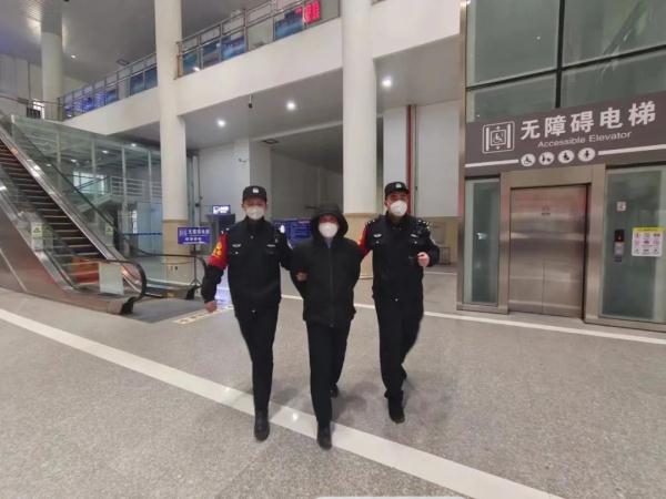 拿假证、冒用他人证件坐火车,后果严重! 拿假证、冒用他人证件坐火车,后果严重!