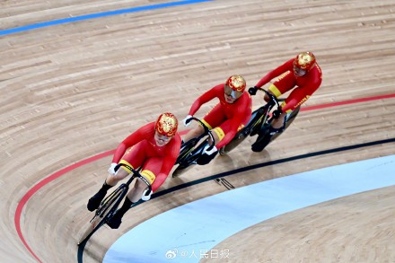 飒!场地自行车姑娘头盔上印着哪吒 飒!场地自行车姑娘头盔上印着哪吒