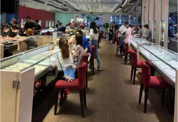 价格大涨!上海阿姨感觉“肉痛”,各大门店客流大增,有人一口气买8根金条 价格大涨!上海阿姨感觉“肉痛”,各大门店客流大增,有人一口气买8根金条