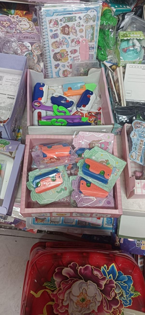 小学生都在玩网红“萝卜刀”？有家长惊呼：儿子用它划我脖子！