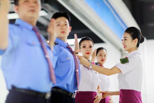 动车组乘务员，出乘前都在忙什么？