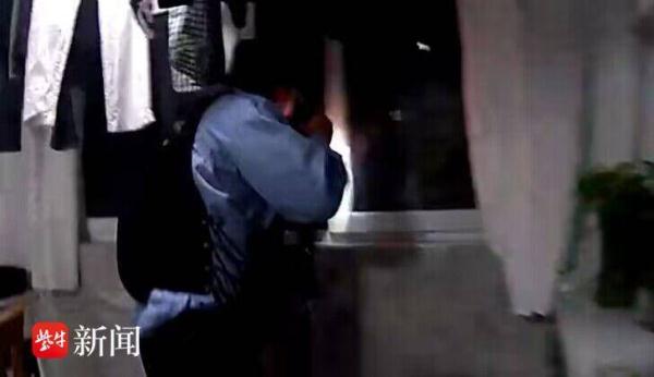 家中熏艾草冒浓烟，邻居担忧忙报警