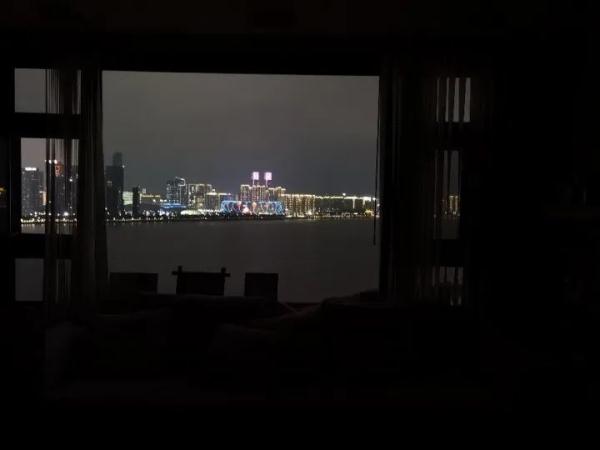 躺在自家沙发上看比赛!杭城女业主晒图火了:窗外还有灯光秀 躺在自家沙发上看比赛!杭城女业主晒图火了:窗外还有灯光秀