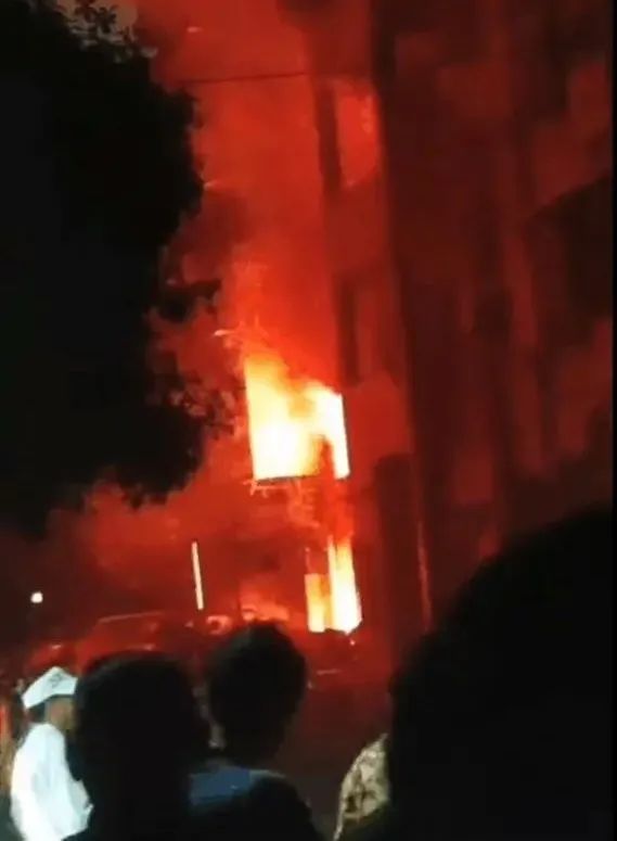 火光冲天！长沙一小区突发液化气爆燃，致2人受伤