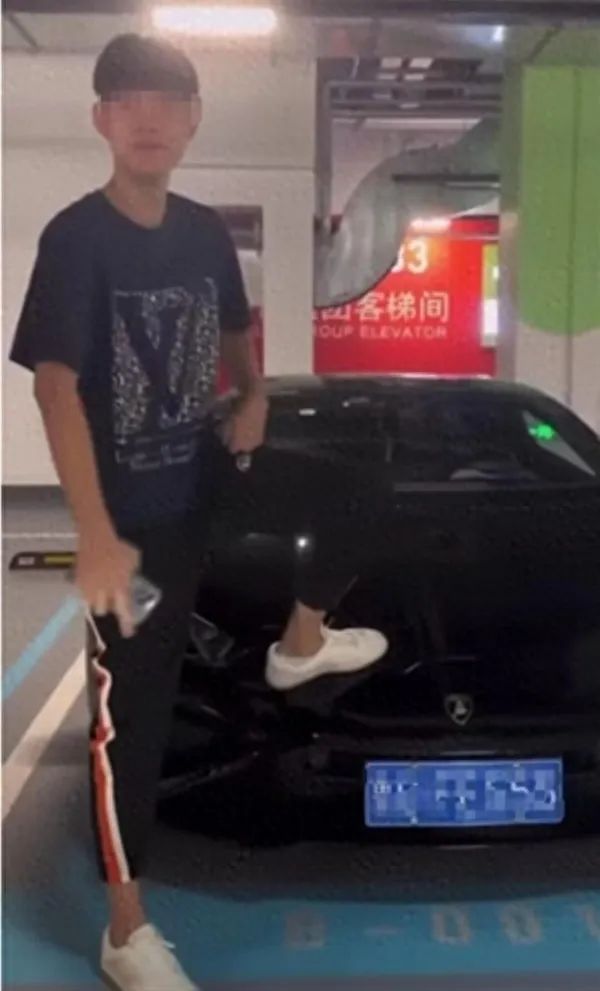 山东15岁少年踩豪车,车主:维修费近18万,绝不和解 山东15岁少年踩豪车,车主:维修费近18万,绝不和解