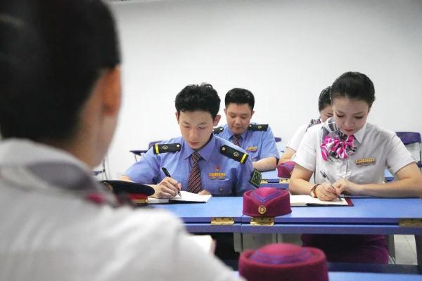 动车组乘务员，出乘前都在忙什么？