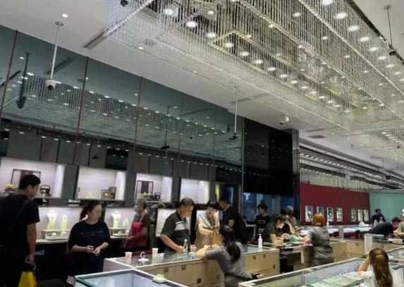 价格大涨!上海阿姨感觉“肉痛”,各大门店客流大增,有人一口气买8根金条 价格大涨!上海阿姨感觉“肉痛”,各大门店客流大增,有人一口气买8根金条