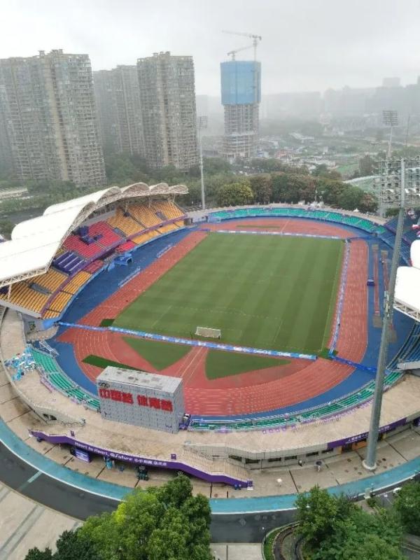 躺在自家沙发上看比赛!杭城女业主晒图火了:窗外还有灯光秀 躺在自家沙发上看比赛!杭城女业主晒图火了:窗外还有灯光秀