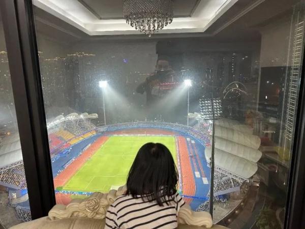 躺在自家沙发上看比赛!杭城女业主晒图火了:窗外还有灯光秀 躺在自家沙发上看比赛!杭城女业主晒图火了:窗外还有灯光秀
