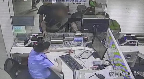 拿假证、冒用他人证件坐火车,后果严重! 拿假证、冒用他人证件坐火车,后果严重!