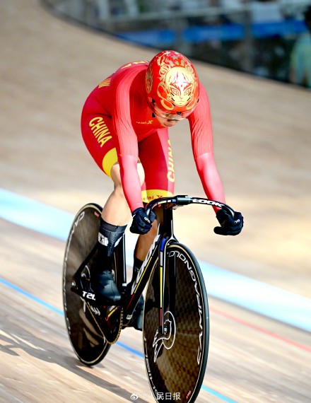 飒!场地自行车姑娘头盔上印着哪吒 飒!场地自行车姑娘头盔上印着哪吒