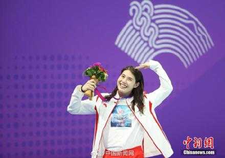 颁奖仪式结束后,张雨霏向大家展示了她颇具"小心思"