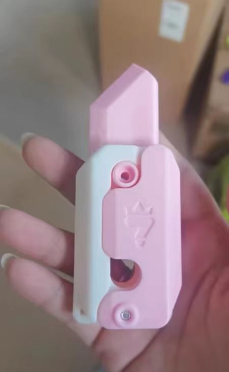 小学生都在玩网红“萝卜刀”？有家长惊呼：儿子用它划我脖子！