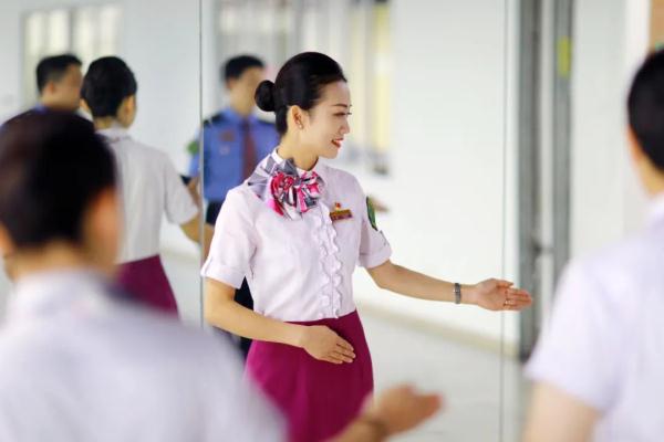 动车组乘务员，出乘前都在忙什么？