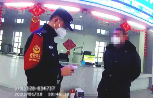 拿假证、冒用他人证件坐火车,后果严重! 拿假证、冒用他人证件坐火车,后果严重!