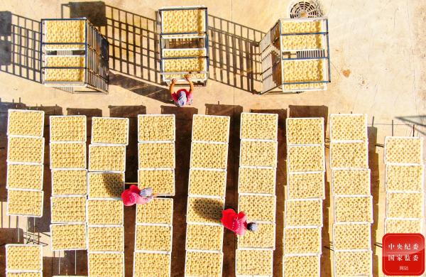 镜头丨农家晒秋忙 镜头丨农家晒秋忙