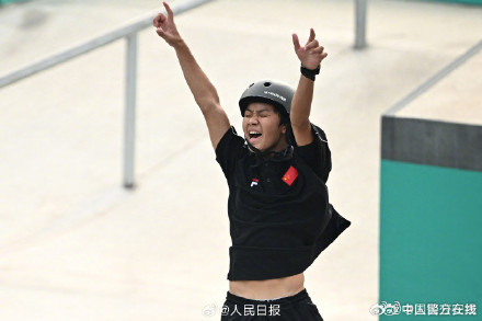 00后小将张杰滑板男子街式摘金