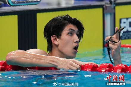 泳帽没有跟上费立纬的速度