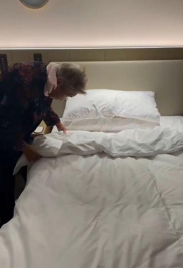 湖南小伙带95岁奶奶去北京看升国旗：想给她留下更多美好的回忆